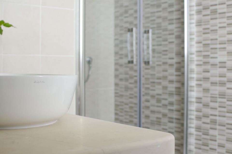 Shower, rainfall showerhead, free toiletries, hair dryer