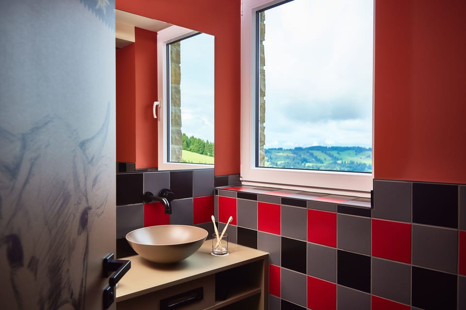 Double Room | Bathroom | Shower, rainfall showerhead, hair dryer, towels
