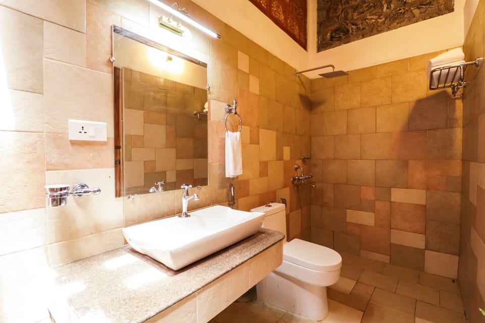 Shower, free toiletries, towels