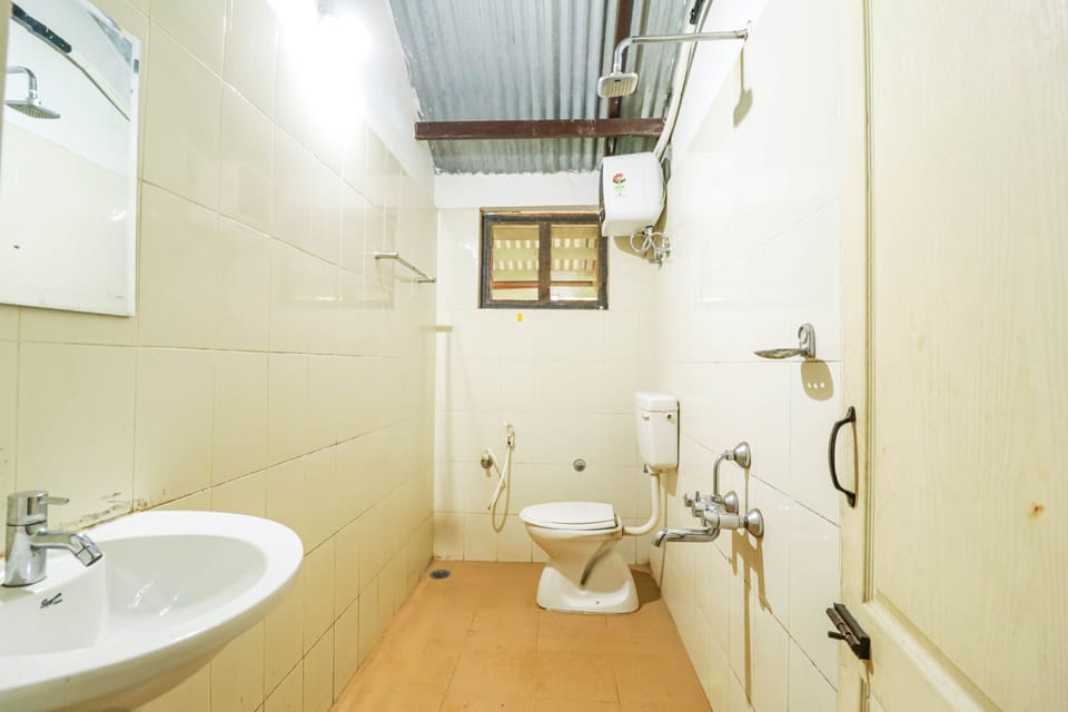 Shower, free toiletries, towels