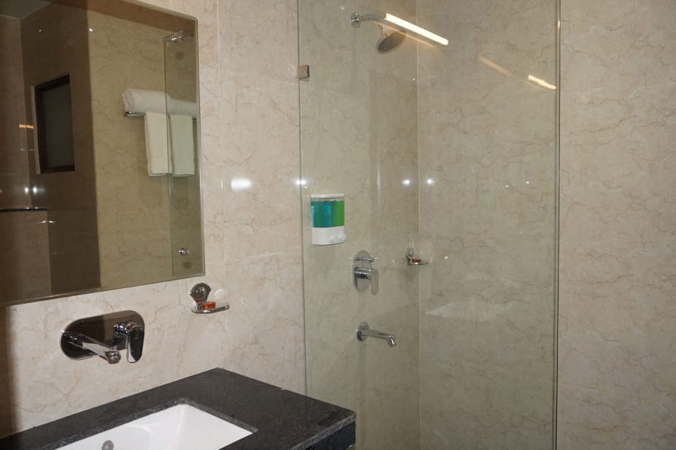 Shower, rainfall showerhead, free toiletries, hair dryer