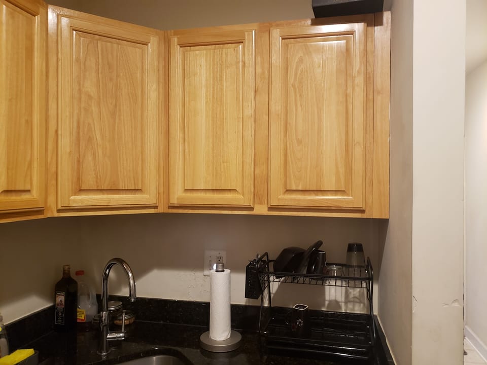 Complete kitchenette with dishes 