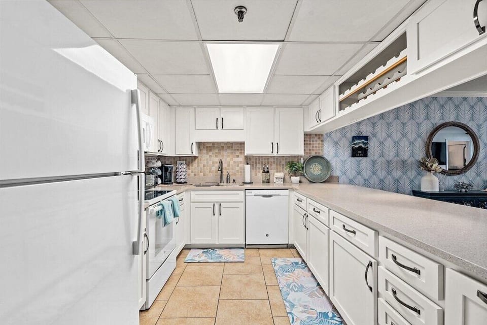 The fully equipped kitchen offers everything you need to prepare delicious homemade delicacies.