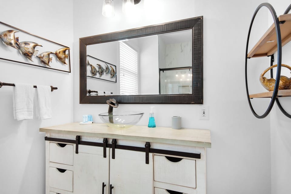 Third Floor King Bedroom En-suite Bathroom - Walk-in Shower