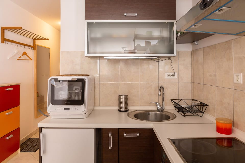 Apartment | Private kitchen | Fridge, oven, stovetop, dishwasher