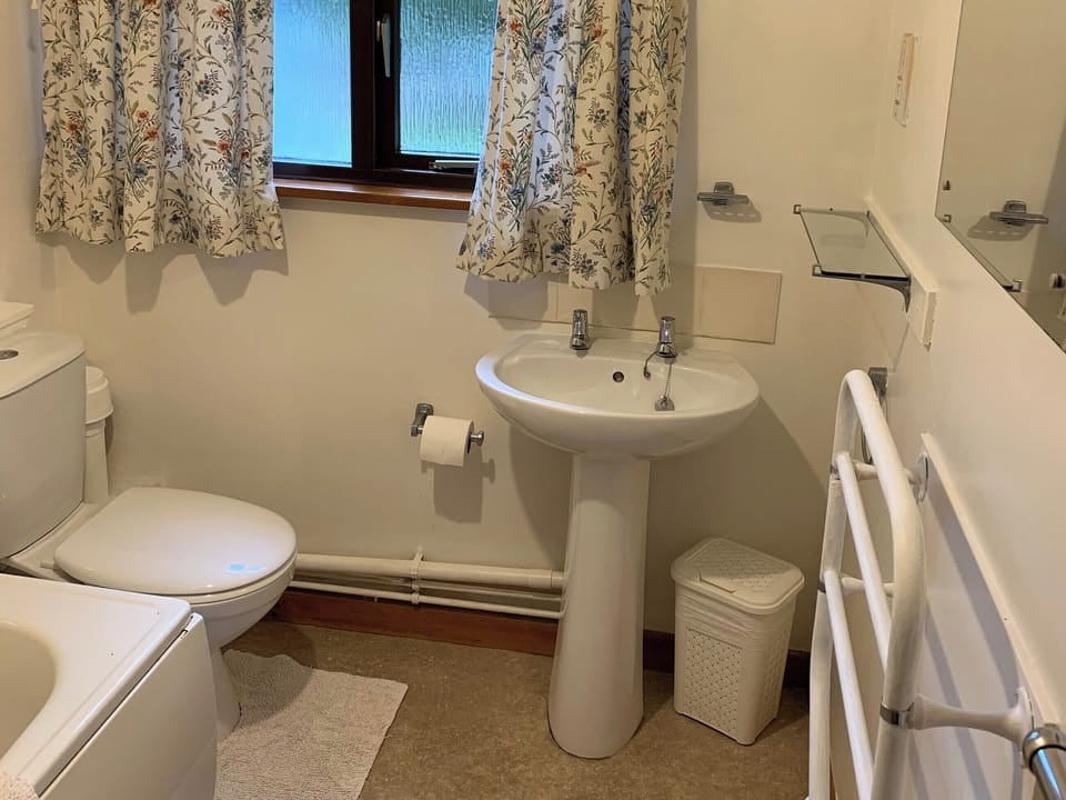 Bathroom | Oak Lodge - Wayside Lodges, Bromham