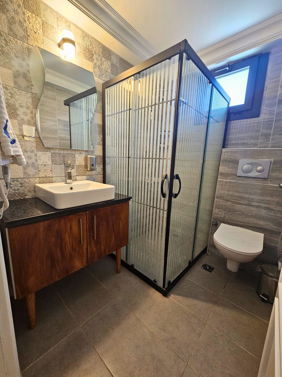 Family Room | Bathroom | Shower, rainfall showerhead, hair dryer, slippers