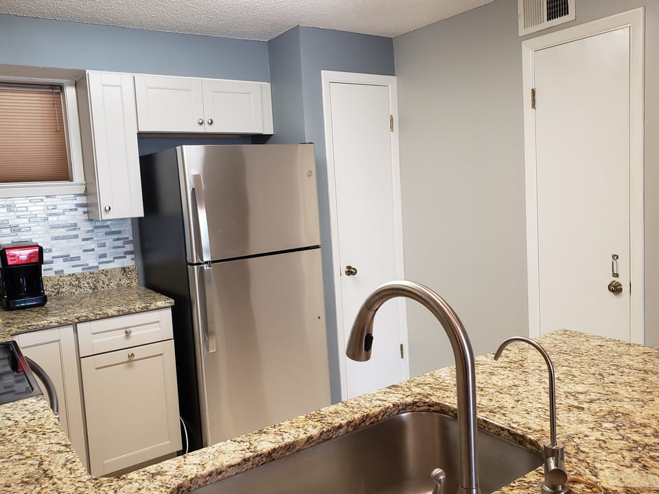 KITCHEN w/GRANITE, SS APPLIANCES, PANTRY, FILTERED BOTTLE FILLER