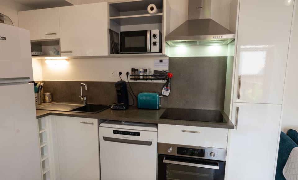 Fully equipped kitchen with dishwasher, oven, Senseo...