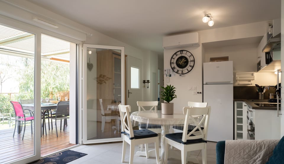 Large air-conditioned living room with open-plan kitchen