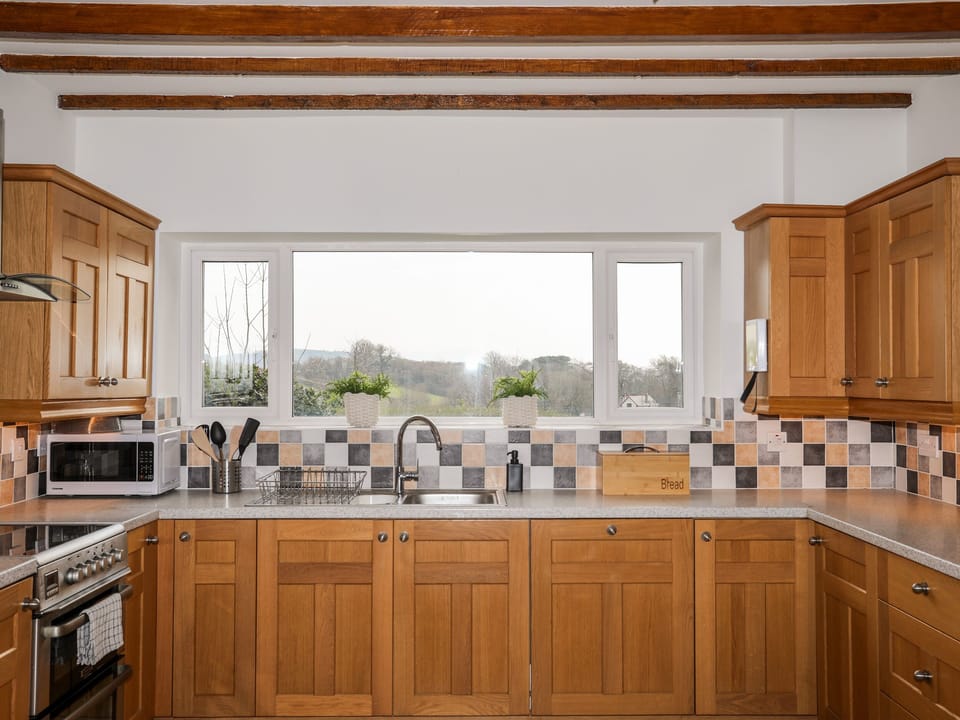 Cottage | Private kitchen | Dishwasher, cookware/dishes/utensils