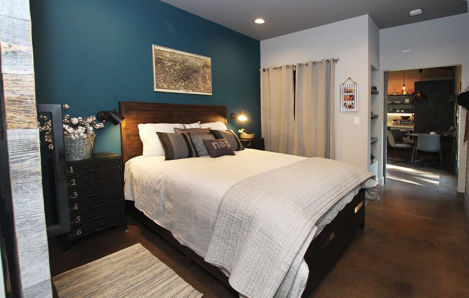 Bedroom with Queen. Extra pillows & bedding are available. 
