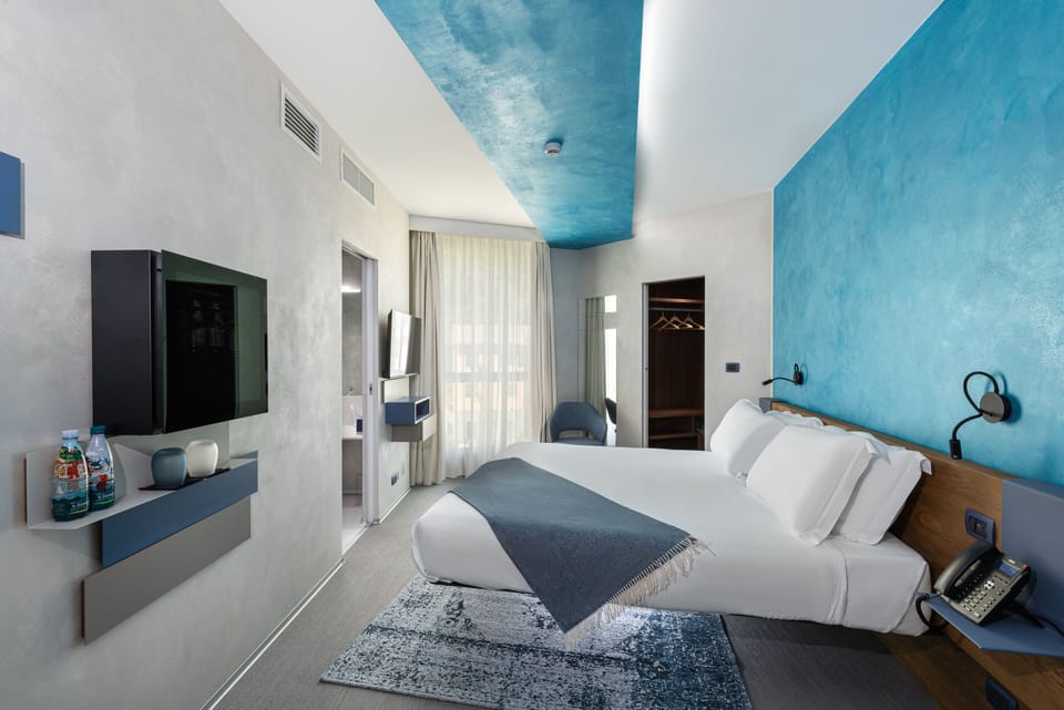 Superior Room | Minibar, in-room safe, blackout drapes, soundproofing