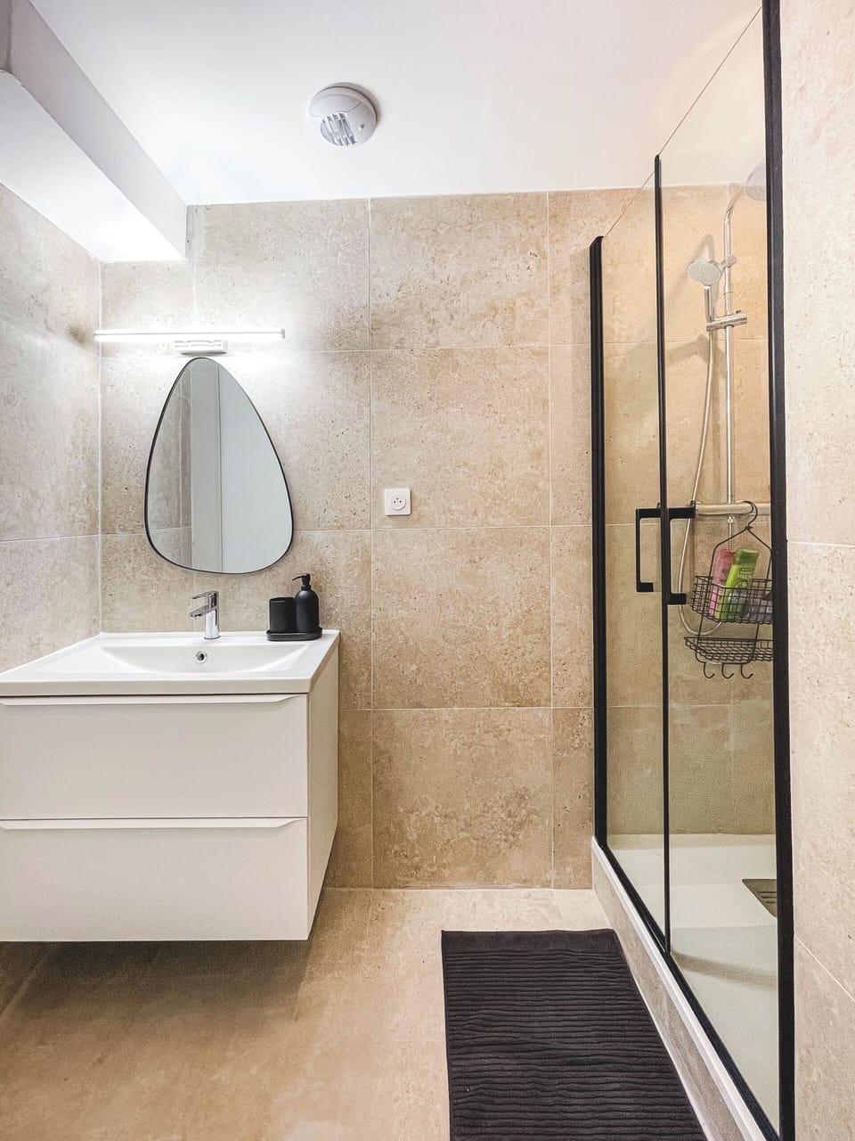 Shared bathroom cleaned daily (1)