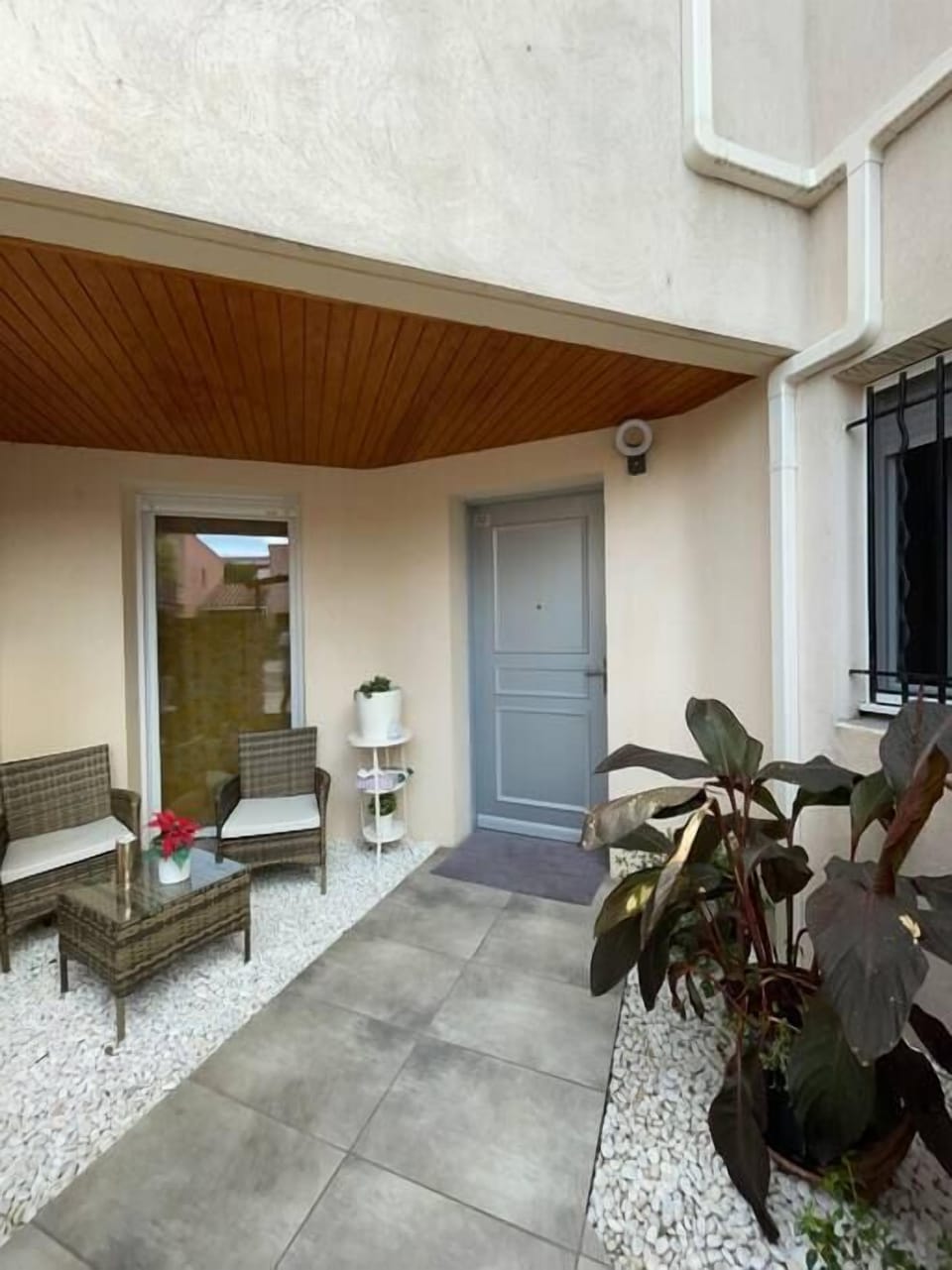 Entrance with terrace 