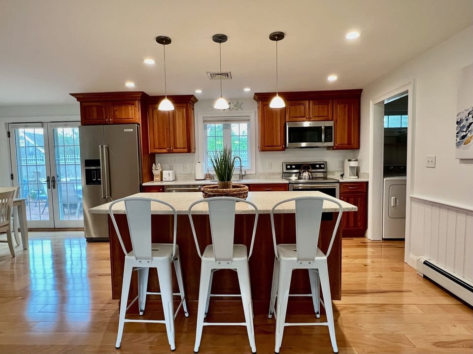 Kitchen equipped with Kitchen aid appliances, island with seating