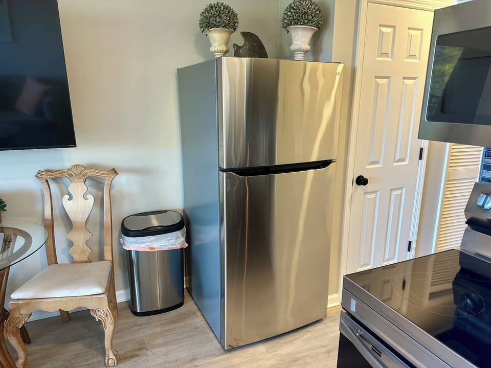Kitchen - Gorgeous stainless steel appliances
