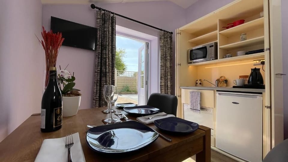 Deluxe Studio Suite, Garden View | Private kitchen | Electric kettle