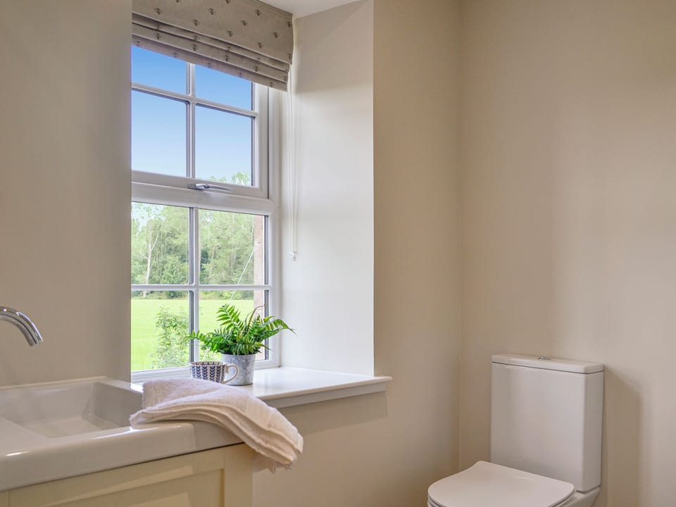 Bathroom | Kingfisher Cottage - Strathisla Farm Cottages, Meigle