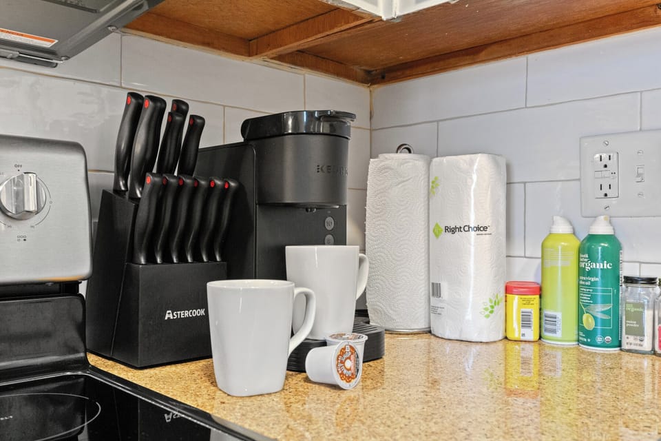 Condo, 1 Bedroom, Balcony, Ocean View (1037) | Private kitchen | Full-size fridge, microwave, oven, stovetop