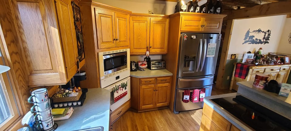 Open kitchen w/lots of counter space. Water/ice in fridge door. Glass top stove.