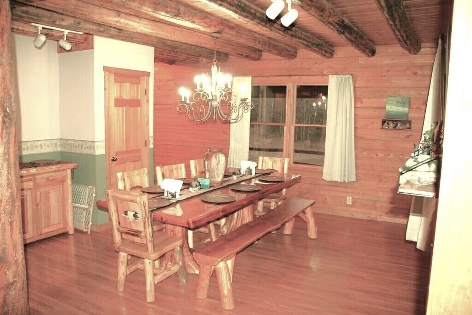 What a great space to bring the family together! Make mealtime memories here!