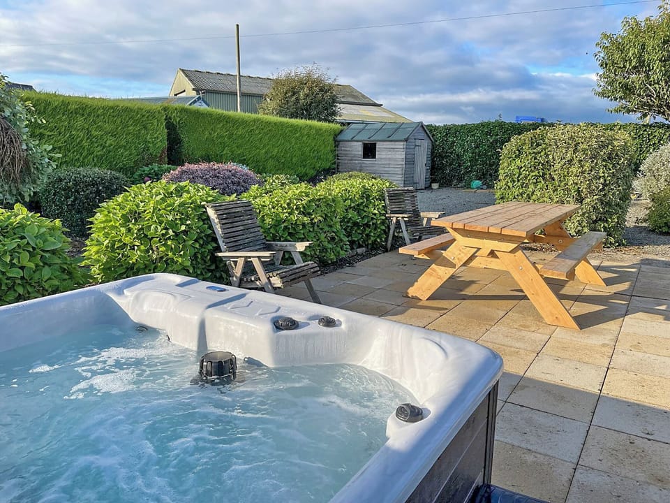 Area for hot tub use only | Claunch - Galloway Farmstay, Newton Stewart