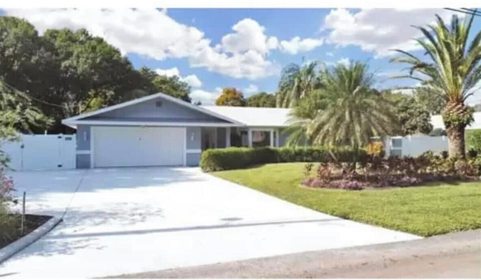 Lake House Paradise
PRIVATE DRIVE WAY