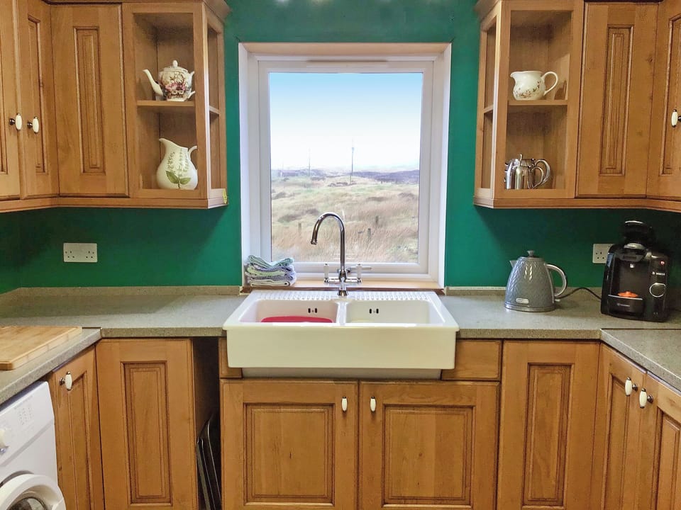 Fitted kitchen with full sized hob, oven. Washing machine and a freestanding fridge/freezer | Laxdale Cottage, Leverburgh, Isle of Harris