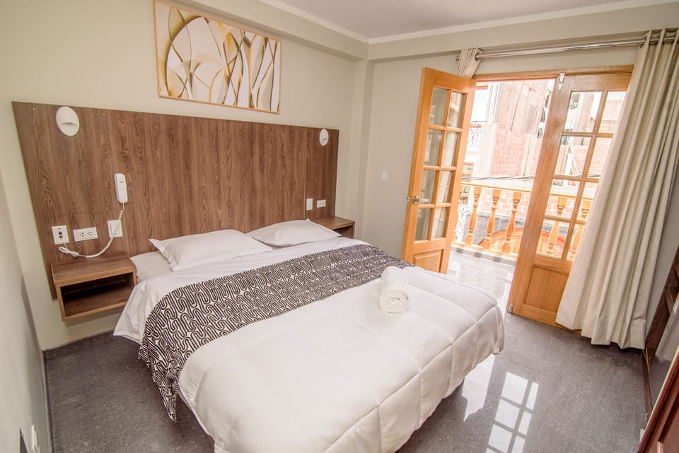 Premium bedding, down comforters, in-room safe, individually decorated