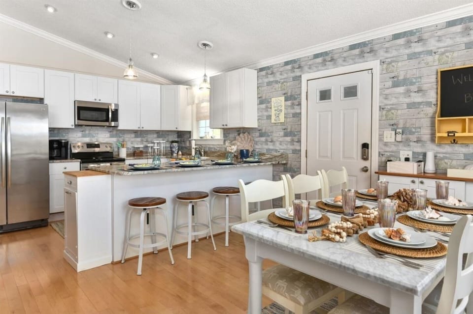Full kitchen with seating for 10!