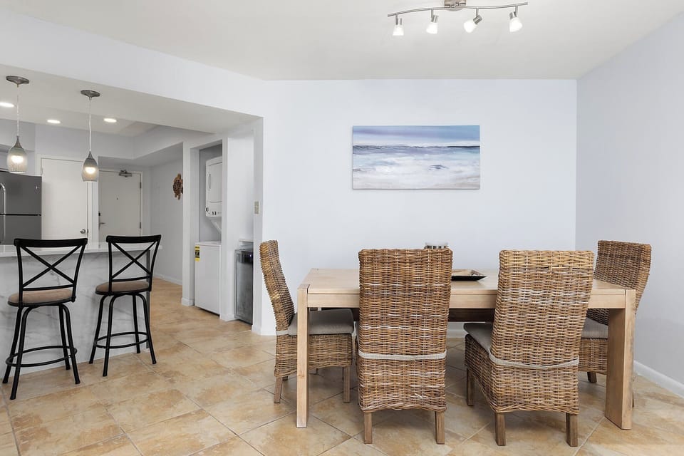 Dining Area - Seating for 6+