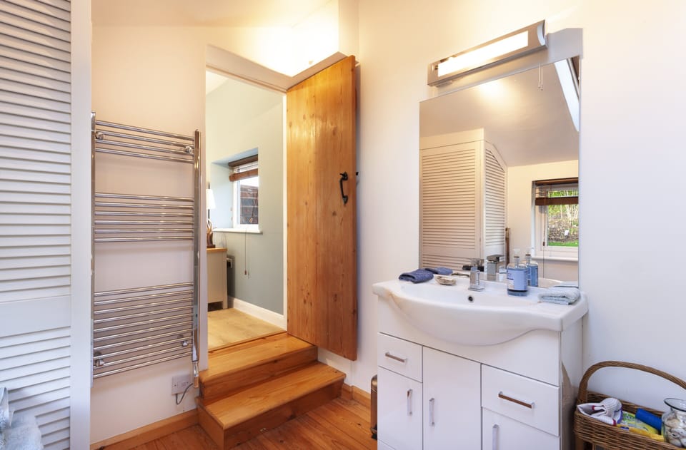 Please note steps between bedroom and wet room.