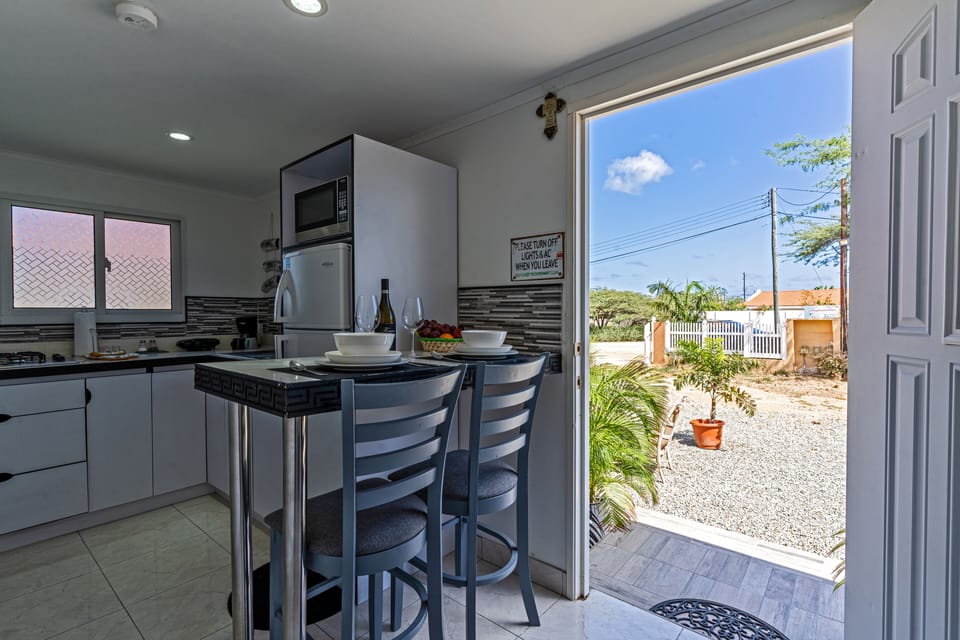 Basic Single Room, 1 Bedroom, Non Smoking | Private kitchen | Full-size fridge, microwave, stovetop, coffee/tea maker