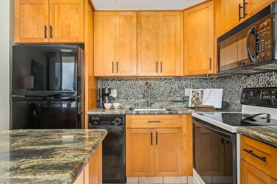 Kihei Surfside 306 kitchen4
