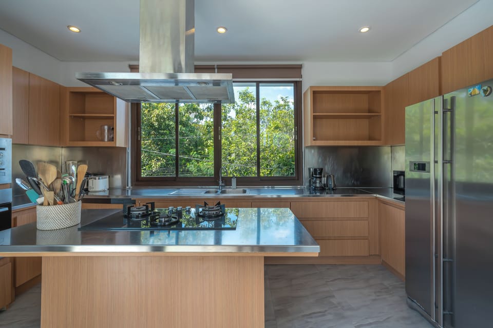 Full-size fridge, cookware/dishes/utensils