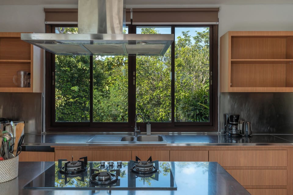 Full-size fridge, cookware/dishes/utensils