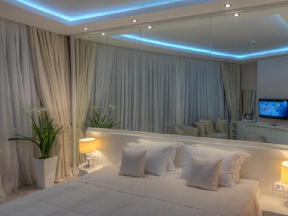 Superior Double Room | Minibar, in-room safe, desk, laptop workspace