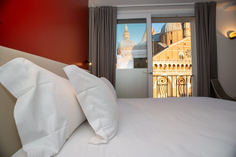 Deluxe Junior Suite | Minibar, in-room safe, soundproofing, cribs/infant beds