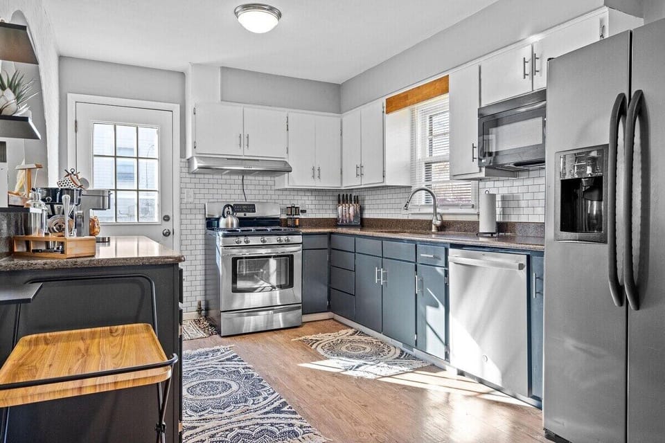 Fully Equipped Modern Kitchen with Stainless Steel Appliances — Perfect for Cooking During Your Kansas City Stay. 