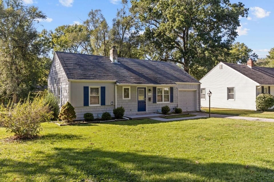 Charming Waldo cottage with a spacious front yard and inviting curb appeal—your cozy home base in Kansas City.