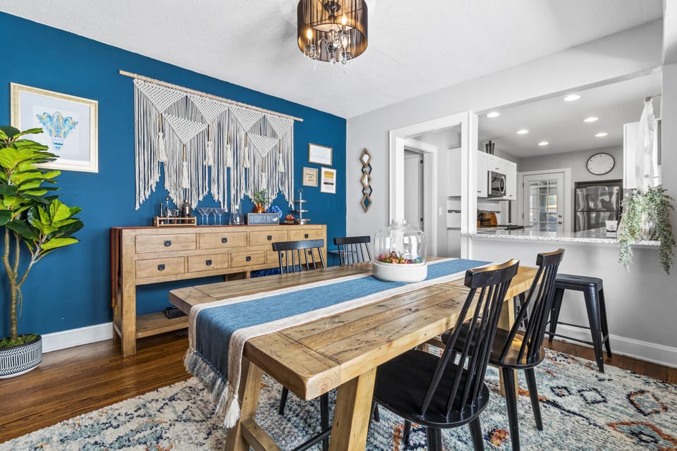 Dining Room: Stylish dining area with vibrant décor, perfect for gatherings and memories!