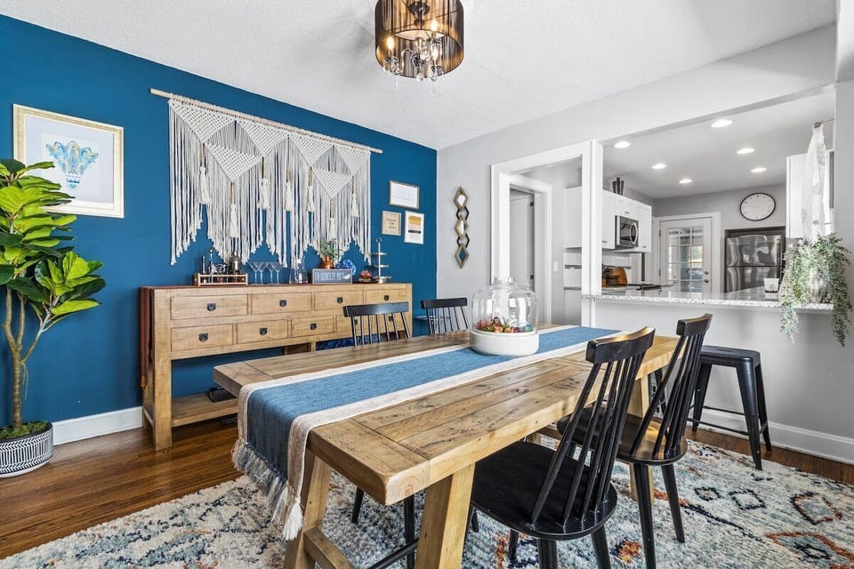 Dining Room: Stylish dining area with vibrant décor, perfect for gatherings and memories!
