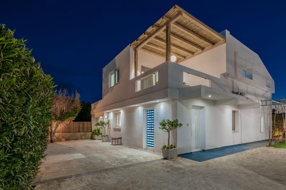 A sublime 300sqm villa, with ample outdoor settings of 1acre.