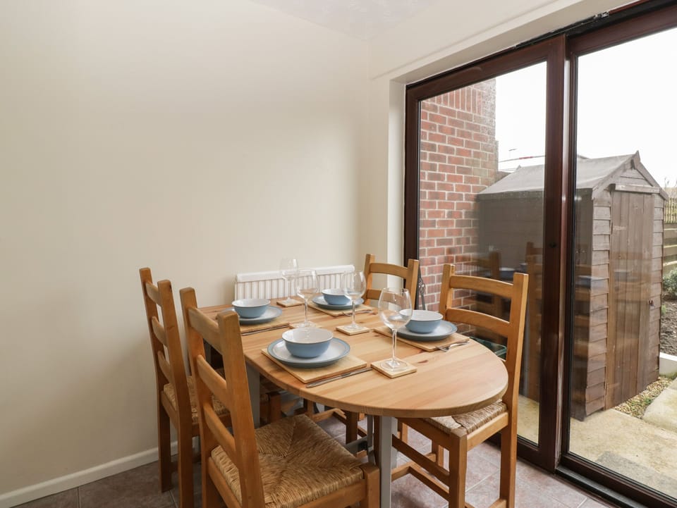 Cottage | Private kitchen | Fridge, cookware/dishes/utensils