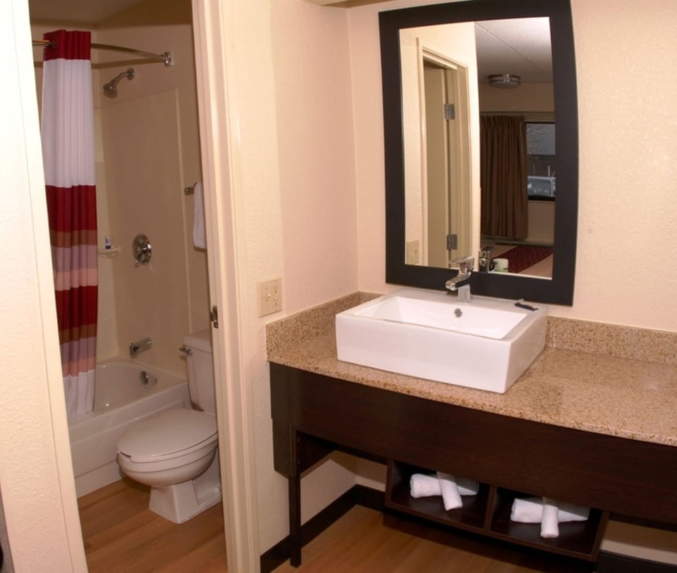 Combined shower/tub, free toiletries, hair dryer, towels