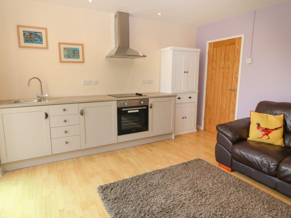 Cottage | Private kitchen | Fridge, microwave, electric kettle, toaster