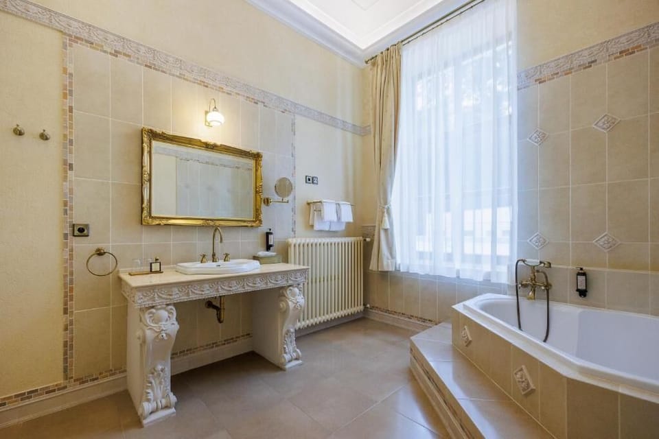 Presidential Suite | Bathroom | Combined shower/tub, free toiletries, hair dryer, bathrobes