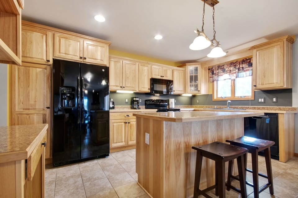 Condo, 3 Bedrooms | Private kitchen | Fridge, oven, coffee/tea maker