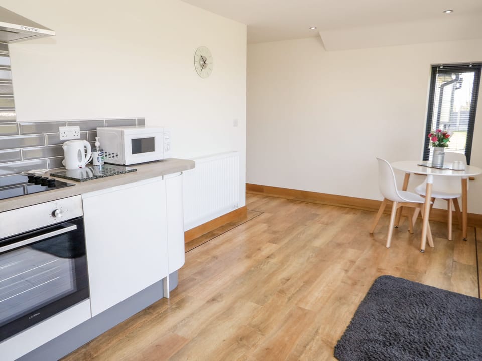 Cottage | Private kitchen | Fridge, microwave, electric kettle, toaster